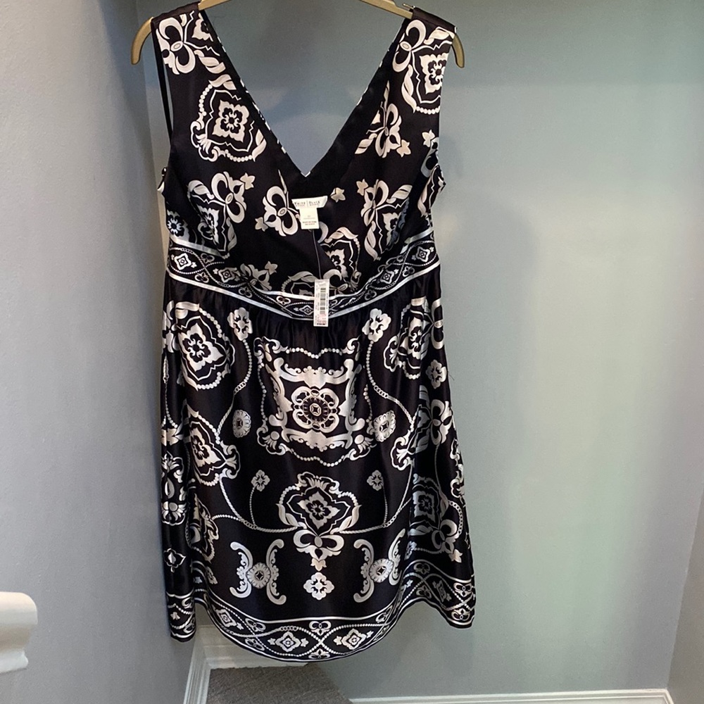Beautiful black and white sleeveless ‘White House/Black Market’ dress